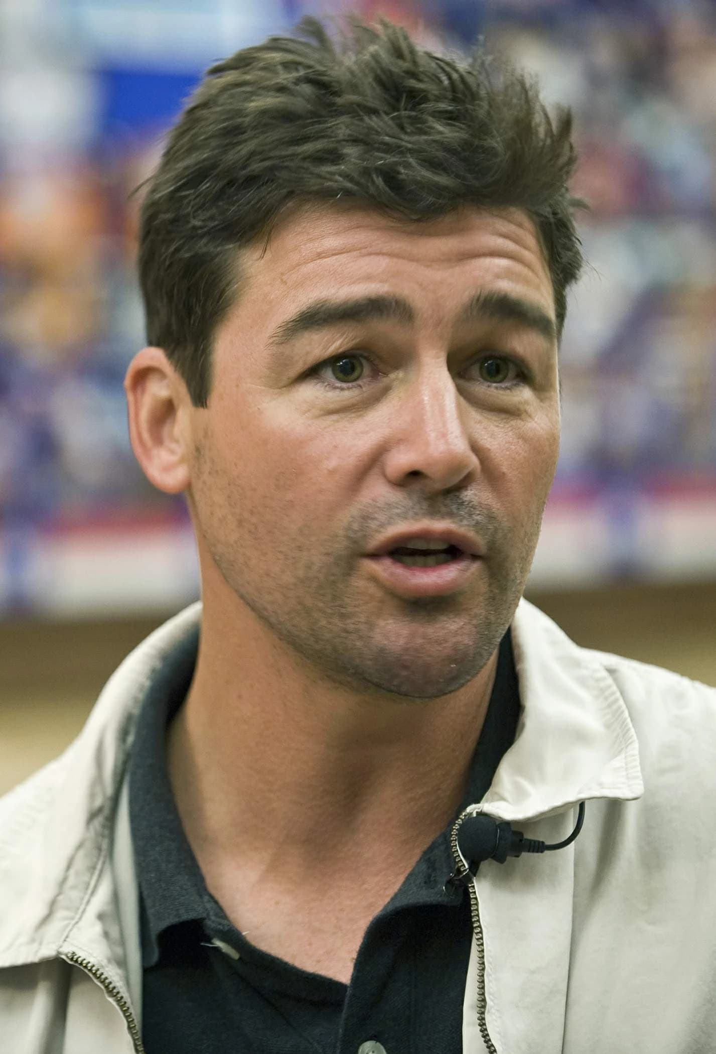 Kyle Chandler e Aaron Pierre na série Lanterns da HBO